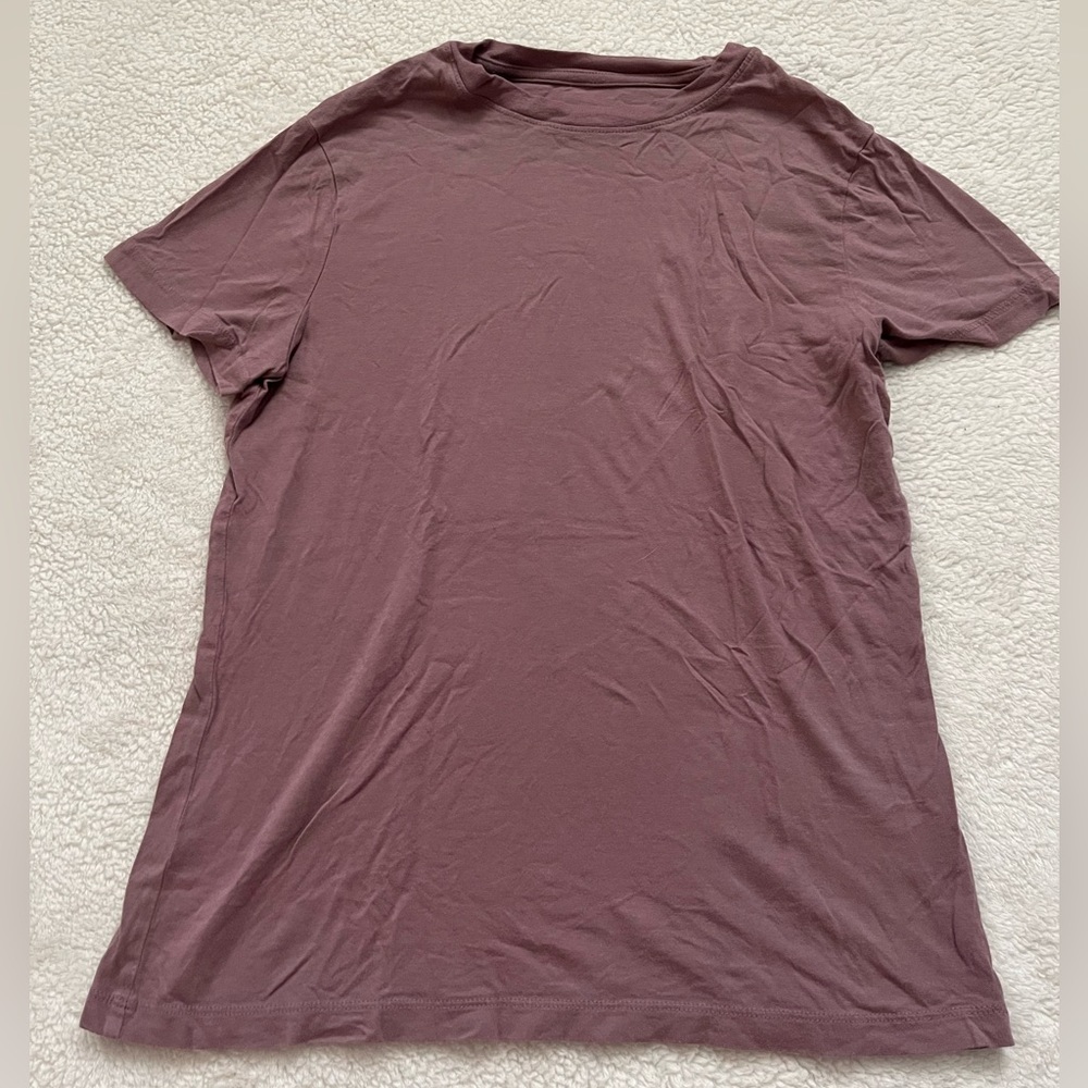 Basic dusty pink shirt. It’s a size x small.